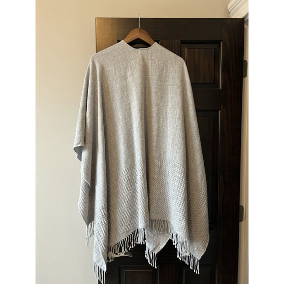Mer Sea Gray One-Size Poncho – Cozy Chic Travel Layer Quiet Luxury Soft Knit - Picture 3 of 10
